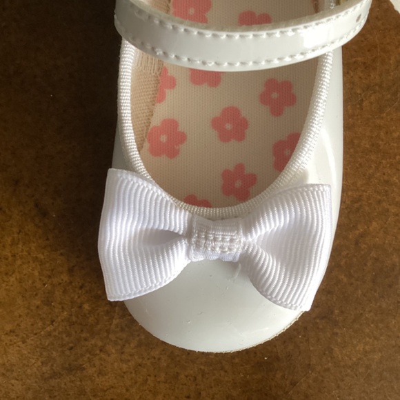 Baby girl white patent leather Mary Jane shoes - Picture 5 of 7